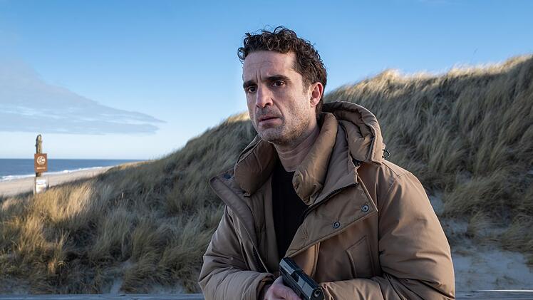 Was ist denn in diesem Idyll los? Hinnerk Feldmann (Oliver Wnuk) verfolgt einen Sch&uuml;tzen am Strand.
