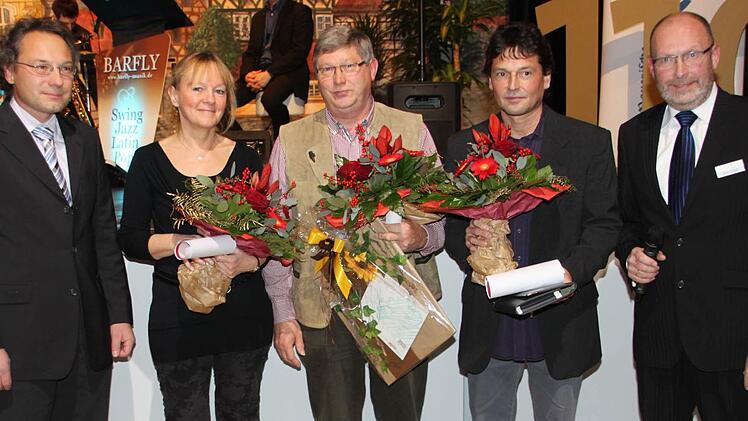 Die Hauptgewinner  des BR-Preisausschreibens - von links: Opel-Händler Matthias Seidler, Monika Cosma (E-Bike), Gerhard Götz (1500 Euro Einkaufsgutschein  Möbel Hertel), Stefan Schmidt (Opel Corsa) und BR-Anzeigenleiter Bernd Seidel. Foto: Barbara Herbst