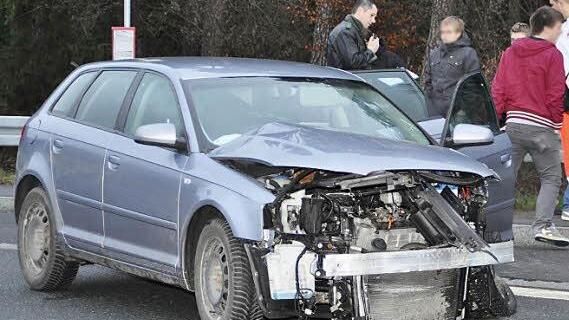 Die vier Audi-Insassen haben Glück: Sie werden nur leicht verletzt.