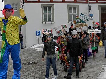 Stefan Rückel führt die kleine Schar Geiselwinder Narren durch den Ort an.  Fotos: rf