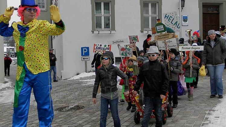 Stefan Rückel führt die kleine Schar Geiselwinder Narren durch den Ort an.  Fotos: rf
