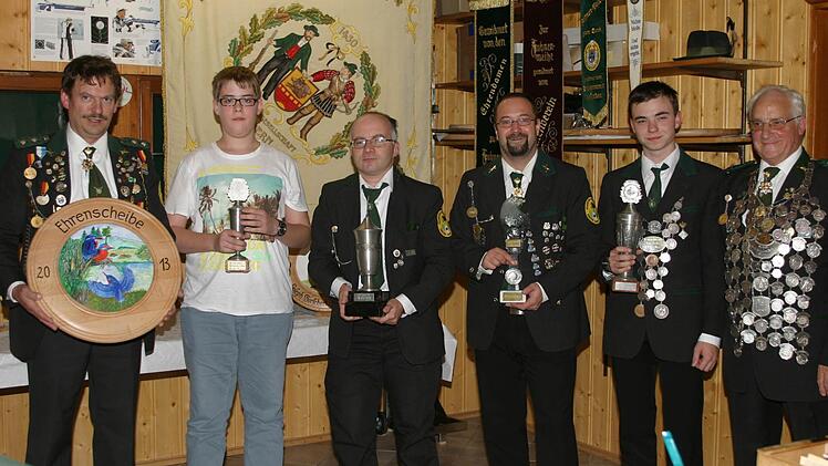 Die Sieger der Pokal - und Scheibenwettbewerbe (von links): Helmut Stubenrauch, Niklas Damm, Markus Mantel, Carsten Präger, Markus Stretz und Schützenmeister Joseph Borschert. Foto: Wolfgang Dietz