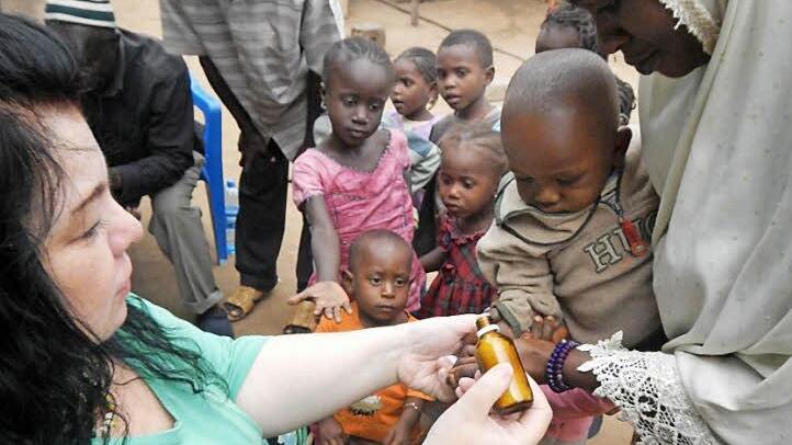 Heilpraktikerin Ulrike Weber bei einem Besuch in Gambia. Eine Brieffreundschaft mit einem Lehrer gab den Anstoß für die Gründung des Hilfsvereins. Foto: privat