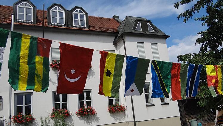 Fast wie bei der Weltmeisterschaft: Kinder aus vielen verschiedenen Nationen trafen sich am Samstag beim Sommerfest für Deutsche und Ausländer im Caritashaus in Haßfurt. Doch im Finale standen alle Nationen, denn bei der Kindertombola gab es nur Gewinne.
