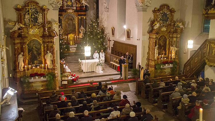 Blick von oben auf den ökumenischen Neujahrsgottesdienst in Zeil.