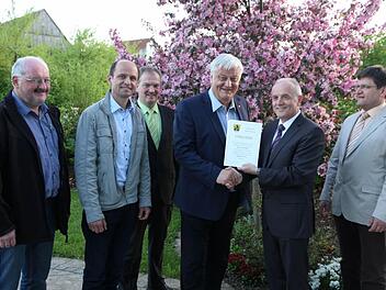 Bürgermeister Markus Grüner (2.v.r.) ernennt seinen Vorgänger Willi Müller (3.v.r.) zum Altbürgermeister. Theo Eichler, Bernd Reichel, Stefan Lang und Erwin Eichler gratulieren ebenfalls.  Foto: Franz Galster