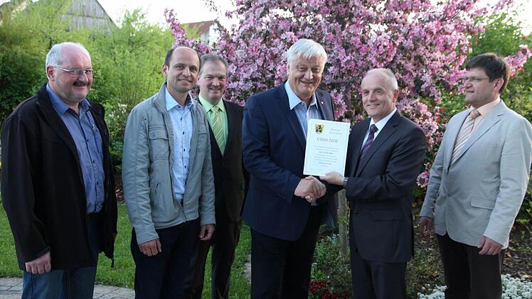 Bürgermeister Markus Grüner (2.v.r.) ernennt seinen Vorgänger Willi Müller (3.v.r.) zum Altbürgermeister. Theo Eichler, Bernd Reichel, Stefan Lang und Erwin Eichler gratulieren ebenfalls.  Foto: Franz Galster