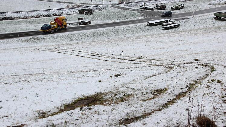 Eine unfreiwillige "Schlittenfahrt" in einem Audi beendete den Ausflug auf Sommerreifen. Foto: Marco Meißner
