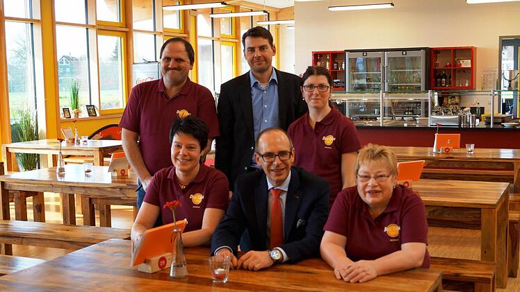 Gruppenbild: Christian Meißner besuchte das Glas-Café schon vor der Auftaktveranstaltung nächste Woche. Zu sehen sind: Franz Schmitt (Werkstattrat), Maria Bienlein (vertrat Gerlinde Köppe als Leiterin in der Küche), Werkstattleiter Thomas Neugeboren, Landrat Christian Meißner, Praktikantin Janine Slesok und Monika Köstner (Küche) (v.li.). Foto: Denise Burkhardt