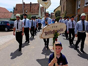 Der Festzug ging rund um das Dorf. Foto: Gerd Schaar
