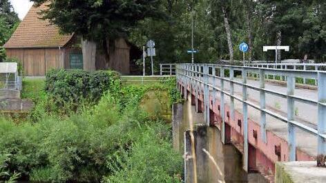 Die hölzerne Rodachbrücke wurde 1862 zerstört. Beim Entfernen des Eises fielen drei Männer in die Rodach, einer fand dabei den Tod. Am Ersatzbau, eine Stahlkonstruktion, nagt der Zahn der Zeit. Foto: Andreas Welz