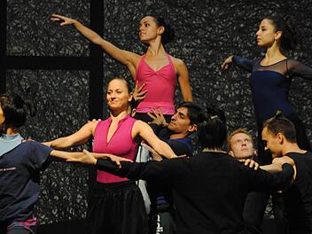 Impressionen zum ersten Tanzabend der Saison im Landestheater Coburg, aufgenommen bei der Soiree am letzten Wochenende. Oben links Gastchoreograf Lode Devos. Fotos: Carolin Herrmann