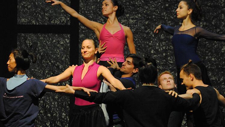 Impressionen zum ersten Tanzabend der Saison im Landestheater Coburg, aufgenommen bei der Soiree am letzten Wochenende. Oben links Gastchoreograf Lode Devos. Fotos: Carolin Herrmann