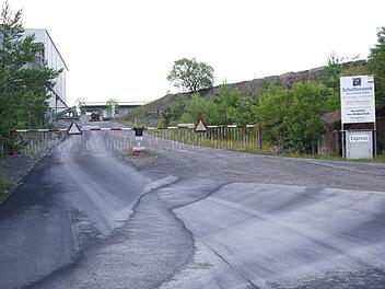 Östlich der Steinbrucheinfahrt (rechts) erschließt sich dem Markt eine Lagermöglichkeit für Erdaushub.  Foto: Winfried Ehling