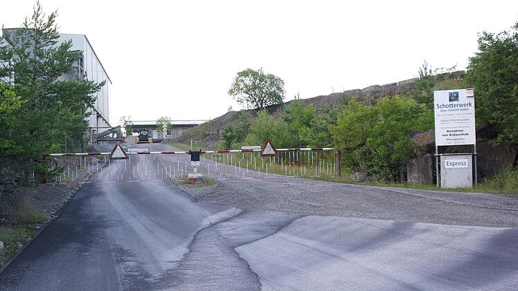 Östlich der Steinbrucheinfahrt (rechts) erschließt sich dem Markt eine Lagermöglichkeit für Erdaushub.  Foto: Winfried Ehling