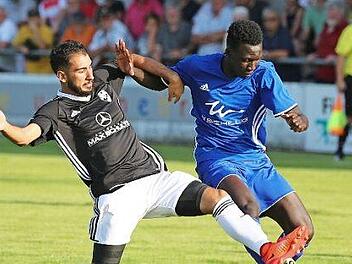 der erst 18-jährige Sayko Trawally (rechts) machte ein gutes Spiel, wurde aber so wie in dieser Szene von Emre Özdemir, öfters im letzten Moment noch am Torschuss gehindert. Fotos: Timo Geldner/Heinrich Weiß