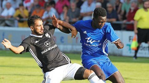 der erst 18-jährige Sayko Trawally (rechts) machte ein gutes Spiel, wurde aber so wie in dieser Szene von Emre Özdemir, öfters im letzten Moment noch am Torschuss gehindert. Fotos: Timo Geldner/Heinrich Weiß