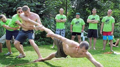 Auch eine "Land-Olympiade" mit Geschicklichkeitsspielen bot sich den 16 Drachenboot-Teams.
