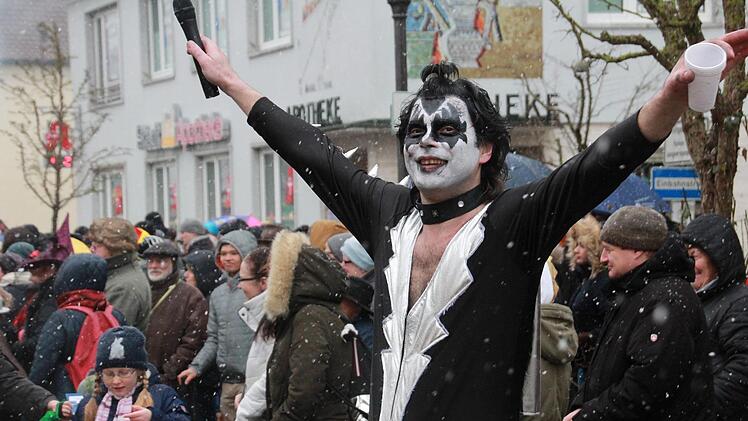 Auch bei eisigen Temperaturen lassen sich die Faschingsbegeisterten nicht von knappen Kostümen abbringen. In Ebermannstadt zeigt ein Faschingsbesucher seine schönste KISS-Interpretation. (Foto: Andreas Hofbauer)