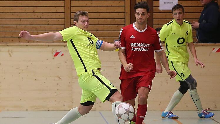 Zwei Überraschungsteams standen sich im Halbfinale gegenüber: Die DJK Erlangen (gelbe Trikots)  -  erst zum zweiten Mal dabei -  hatte die lautesten Fans dabei, der TV 48  Erlangen stürmte nach dem  schwachen Abschneiden 2018 diesmal bis ins Endspiel. Foto: Sebastian Baumann
