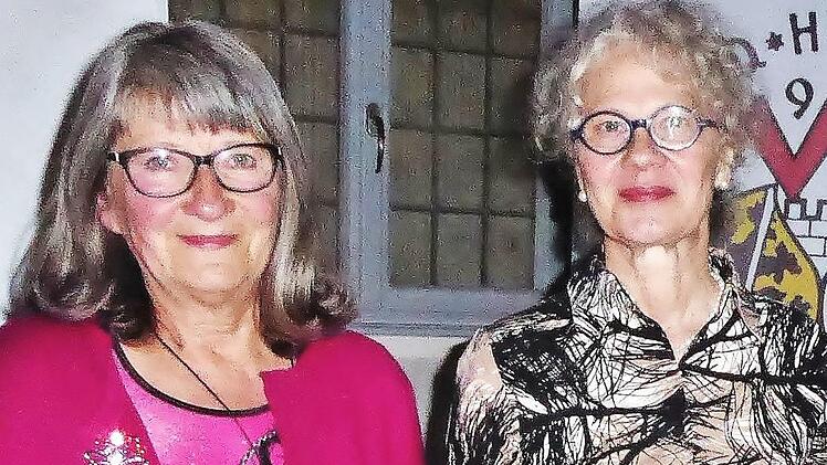 Über das "Bayerische Kochbuch" und seine kulturgeschichtliche Bedeutung informierte Regina Frisch (rechts) bei einer CHW-Veranstaltung. Für ihre Ausführungen bedankte sich Bezirksgruppenleiterin Jutta Löbling.  Foto: Bernd Kleinert