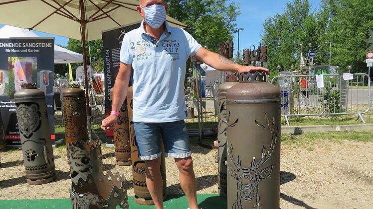 Die Feuersäulen mit verschiedenen Motiven dienen zur Deko und auch zum Wärmen. Hergestellt sind sie aus ausrangierten Gas-Flaschen.