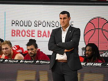 Roel Moors steht im Viertelfinal-Rückspiel gegen die EWE Baskets Oldenburg vor der Bamberger Mannschaftsbank. Es war nicht nur die letzte Partie der Saison für die Brose-Basketballer, sondern auch die letzte für den Belgier als Bamberger Coach. Foto: Daniel Löb/Pool via Eibner-Pressefoto/Michael Memmler