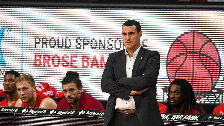 Roel Moors steht im Viertelfinal-Rückspiel gegen die EWE Baskets Oldenburg vor der Bamberger Mannschaftsbank. Es war nicht nur die letzte Partie der Saison für die Brose-Basketballer, sondern auch die letzte für den Belgier als Bamberger Coach. Foto: Daniel Löb/Pool via Eibner-Pressefoto/Michael Memmler
