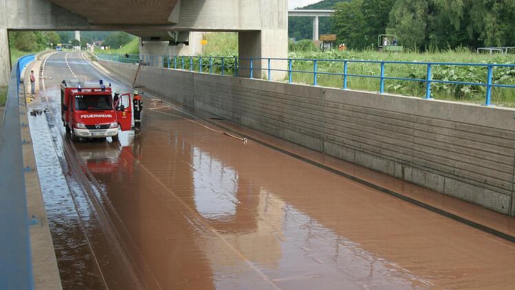 So schnell kann's gehen, auch in Niederfüllbach: Nach einem Starkregenereignis im Jahr 2013 war die Unterführung der B303 unter der ICE-Abzweigung Richtung Coburg nicht befahrbar. Auf solche Wetterkapriolen müssen sich die Gemeinden in Zukunft öfter einstellen.