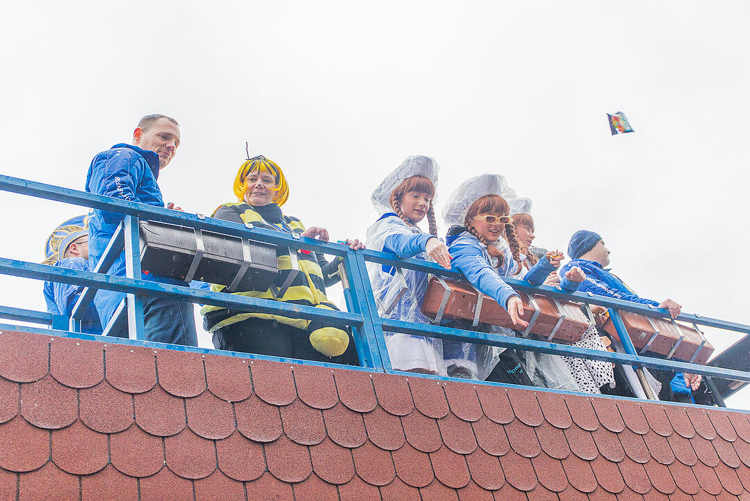 Buntes Faschingstreiben begeistert groß und klein.