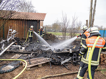 Wohnwagen in Hirschaid fällt Flammen zum Opfer - Kriminalpolizei ermittelt
