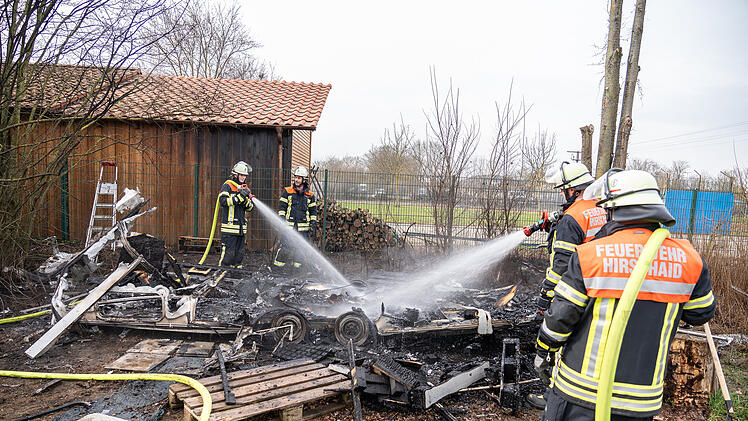 Wohnwagen abgebrannt: Mögliche Brandstiftung