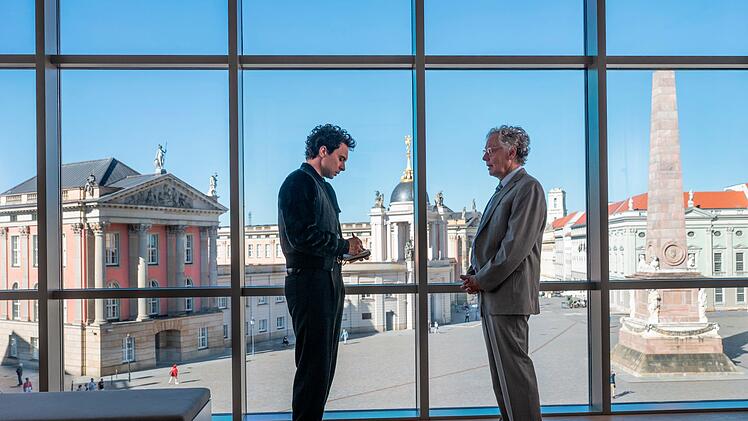 Tolle Aussicht im Potsdam-Museum: Kriminalkommissar Vincent Ross (Andr&eacute; Kaczmarczyk, links) befragt Museumsleiter Henrik Feldmann (Thomas Bading) nach der historischen Schmucksammlung.