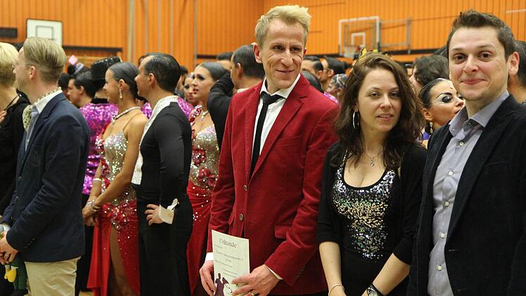 Das Trainerteam (von links): André Heller, Silke Hoffmann und Erwin Acs bei der Bekanntgabe der Platzierungen. Sie ergibt sich aus den Plätzen, die die fünf Kampfrichter jedem Team zugesprochen haben. Foto: Michael Gründel