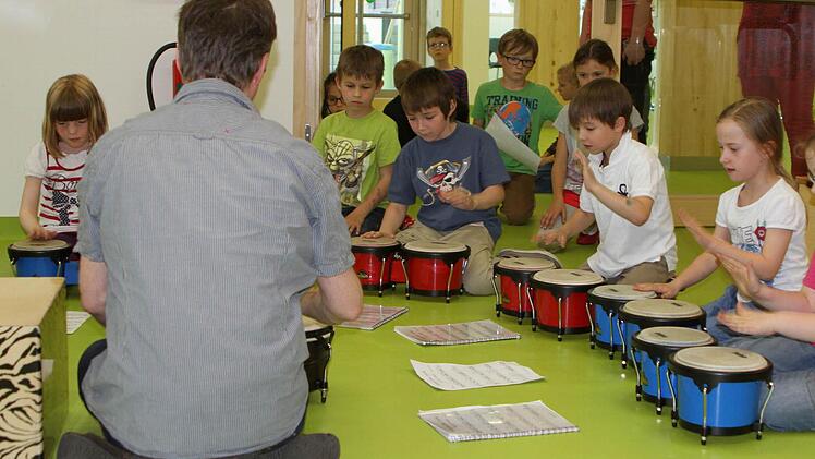 Erst vor kurzem mit Bongos ausgestattet, ließen sie Proben ihrer Trommlerkünste hören: die Buben und Mädchen der ersten Klasse.