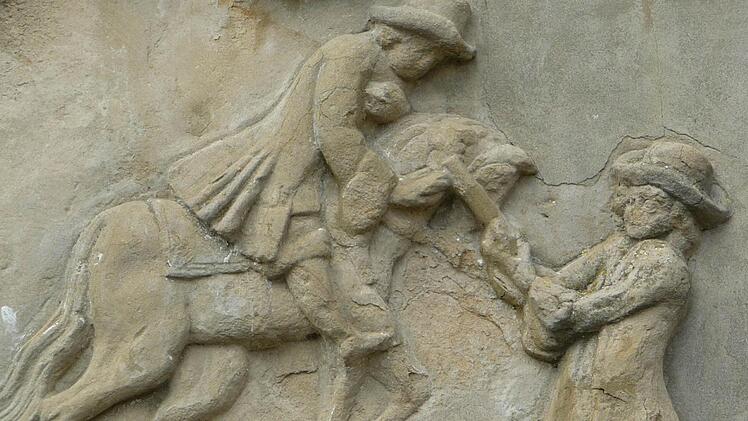Zentrale Szene auf dem Denkmal in Dimbach: Ein Mann bedroht einen Reiter mit der Pistole. Die beiden Freunde Sondinger und Moser hatten mit ihren Frauen die Wallfahrt unternommen. Auf dem Heimweg tötete der eine den anderen - so lautete die Anklage.  Fotos: Alois Umlauf