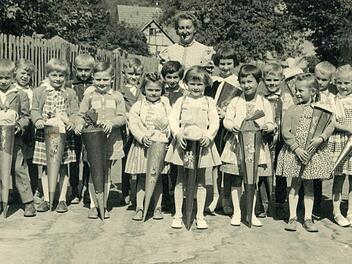 Im Jahr 1961 wurden Georg Heid (5.v.l.) und seine Mitschüler in Muggendorf eingeschult. Fotos: privat