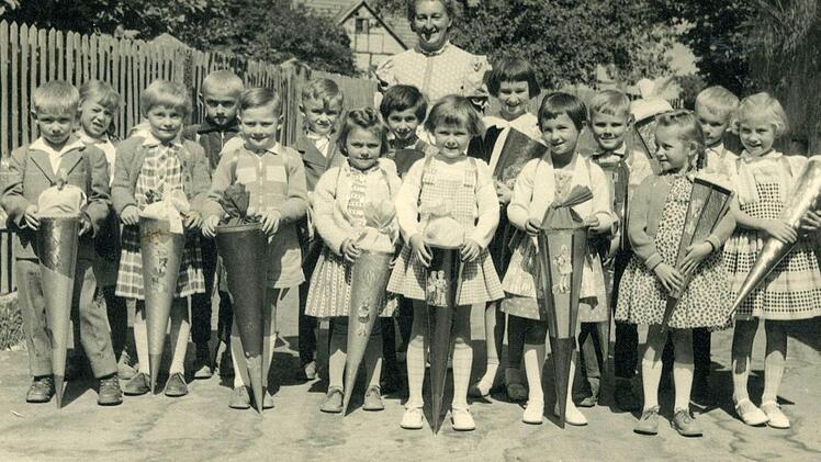 Im Jahr 1961 wurden Georg Heid (5.v.l.) und seine Mitschüler in Muggendorf eingeschult. Fotos: privat