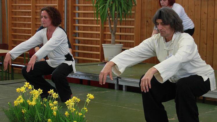 Dass man mit Tai Chi/Qi Gong trotz eines ruhigen Pulsschlags ins Schwitzen kommen kann, zeigte Richard Goppert bei seinen &Uuml;bungen auf. Fotos: Thomas H&uuml;mmer