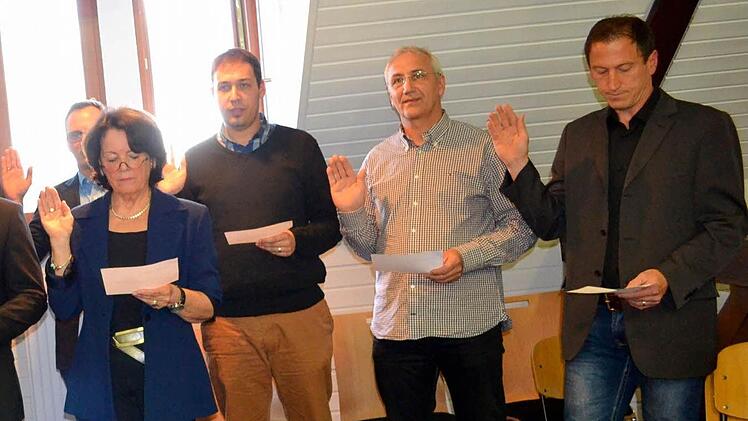 Neue Mitglieder:Elf der zwanzig Weitramsdorfer Gemeinderäte sind neu und wurden vor der ersten Sitzung von Bürgermeister Wolfgang Bauersachs vereidigt. Von rechts: Andreas Carl, Josef Janson, Dominic Juck, Gisela Glodschei, Henning Kupfer, Tobias Ehrsam, Guido Seeger, Klaus Dorscht, Christian Gunsenheimer, Leonard Potsch und Michael Forkel. Foto: Bettina Knauth