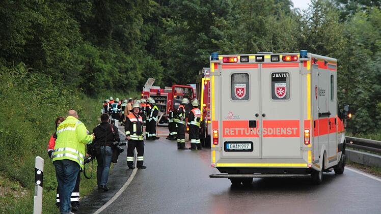Zwischen Zeegendorf und Teuchatz im Landkreis Bamberg hat sich ein schwerer Autounfall ereignet. Bei einem Frontalzusammenstoß ist eine Person nach Angaben der Rettungskräfte lebensgefährlich verletzt worden. Der Rettungshubschrauber war im Einsatz. Foto: Ferdinand Merzbach