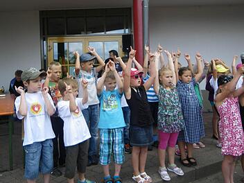 Die Kinder sangen, klatschten und zeigten, was die Zusammenarbeit mit der Brückenauer Musikschule für Früchte tragen kann. Foto: Regina Rinke