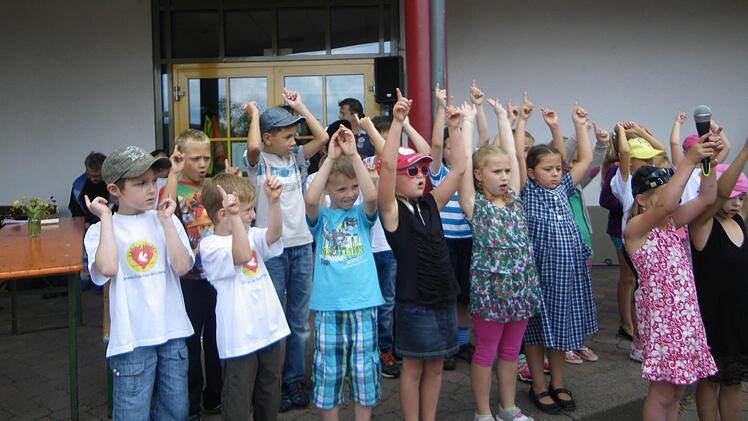 Die Kinder sangen, klatschten und zeigten, was die Zusammenarbeit mit der Brückenauer Musikschule für Früchte tragen kann. Foto: Regina Rinke