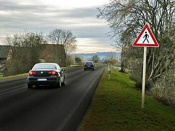 Das Schild "Vorsicht Fußgänger" an der B 26 hat nicht zu einer Temporeduzierung geführt - sehr zum Ärger der Bürger von Roßstadt. Foto: Sabine Weinbeer