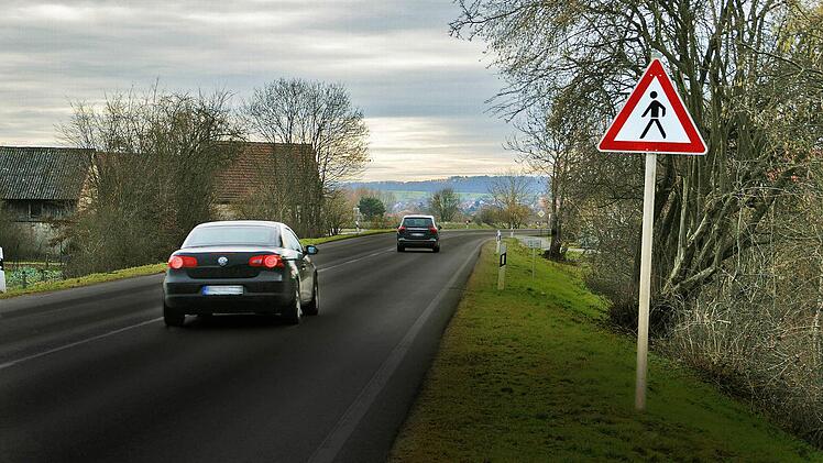 Das Schild "Vorsicht Fußgänger" an der B 26 hat nicht zu einer Temporeduzierung geführt - sehr zum Ärger der Bürger von Roßstadt. Foto: Sabine Weinbeer