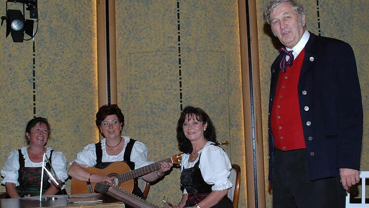 Ludwig Moritz (rechts), so wie man ihn als charmanten Moderator auf der Bühne des Fränkischen Abends kannte. Hier kündigte er die Rottershäuser Stubenmusik an. Seine Nachfolgerin wurde später Gabi Kanz (2. Von links).  Foto: Peter Klopf/ Archiv