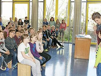 Wie schreibt man eine Geschichte? Beim "Was-wäre-wenn-Spiel" kurbelte Kinderbuchautorin Jutta Wilke die Fantasie der Oberauracher Grundschüler an.  Foto: Sabine Weinbeer