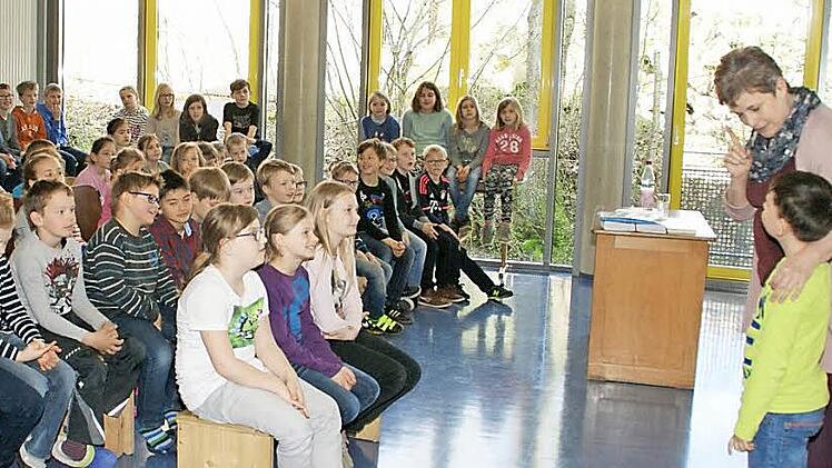 Wie schreibt man eine Geschichte? Beim "Was-wäre-wenn-Spiel" kurbelte Kinderbuchautorin Jutta Wilke die Fantasie der Oberauracher Grundschüler an.  Foto: Sabine Weinbeer