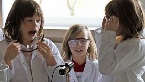 Rein in den Kittel und sich als wissenschaftlichen Assisteten fühlen - das machte den Kindern Freude.