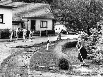 Als ein neuralgischer Punkt erwies sich immer wieder die Kreisstraße KU 1 im Bereich des Anwesens Fröbel. Die Strecke war nach dem furchtbaren Gewitter mit Schlick und Hagelkörnern bis zu dreißig Zentimeter hoch übersät. Der Bauhof des Landkreises unterstützte die Marktschorgaster bei den Aufräumarbeiten. Foto: Bruno Preißinger